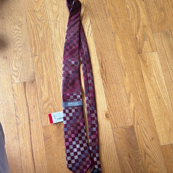 Tie new Kenneth Cole Reaction Burgundy Checkered Tie - Picture 2 of 7